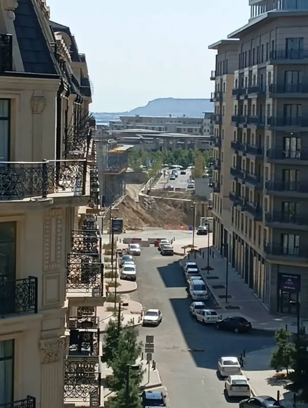 Satılır 4 otaqlı mənzil 215 m²