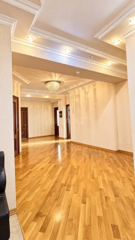 Satılır 4 otaqlı mənzil 210 m²