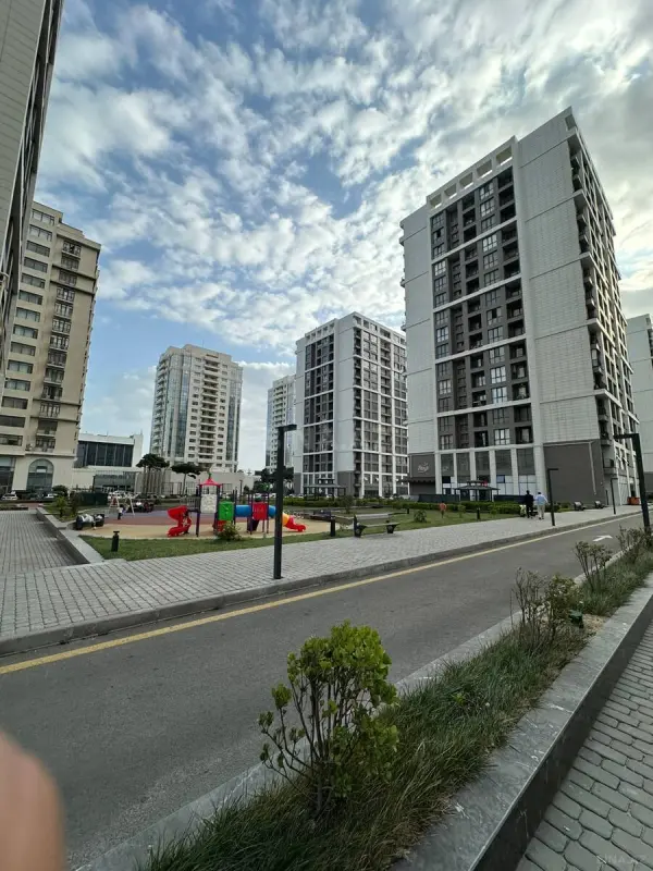 Satılır 4 otaqlı mənzil 175 m²
