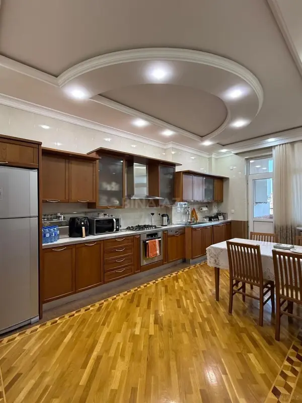 Satılır 4 otaqlı mənzil 185 m²