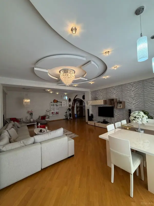 Satılır 5 otaqlı mənzil 202 m²