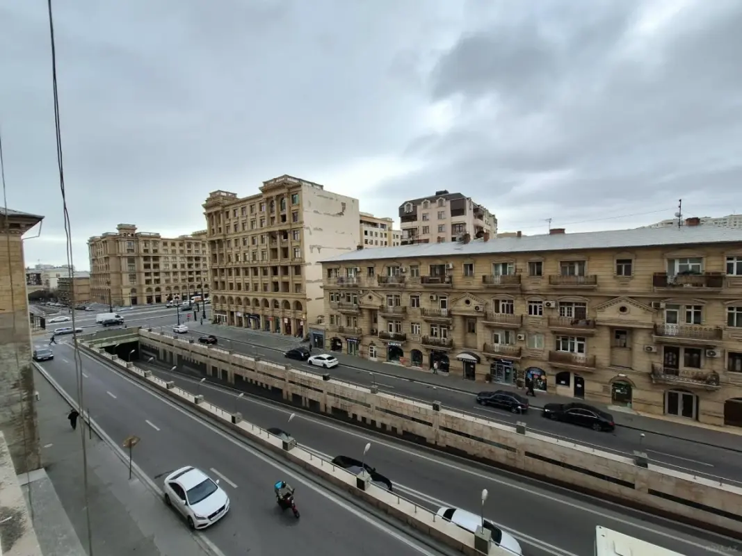 Satılır 4 otaqlı mənzil 166.6 m²