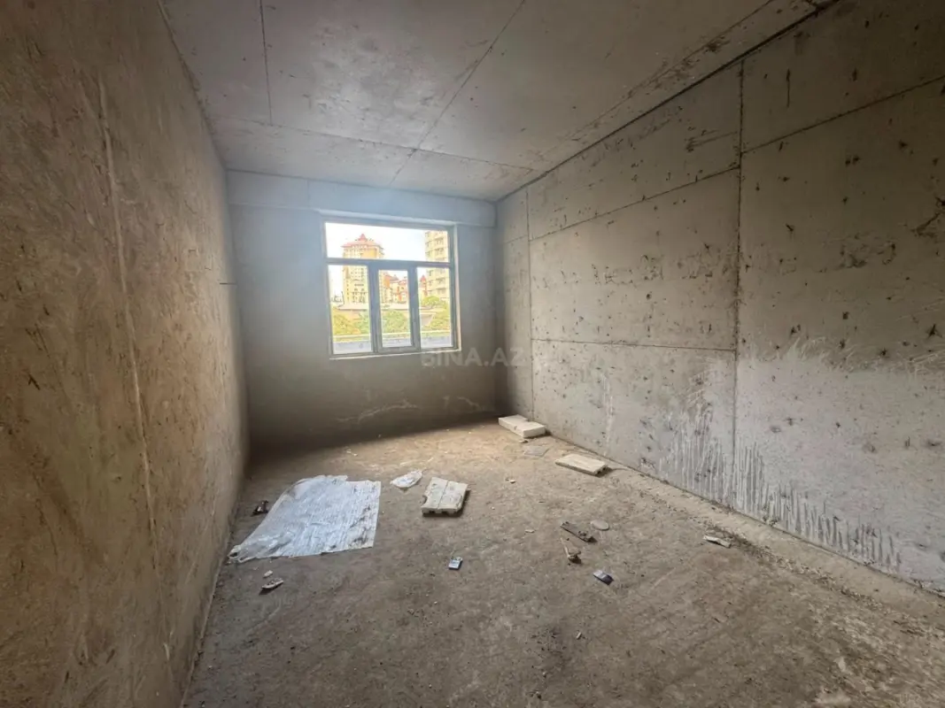 Satılır 4 otaqlı mənzil 135 m²