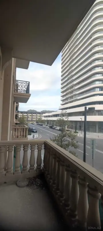 Satılır 4 otaqlı mənzil 140 m²