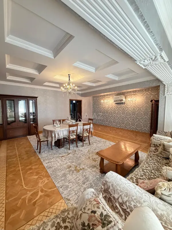 Kirayə verilir 4 otaqlı mənzil 200 m²