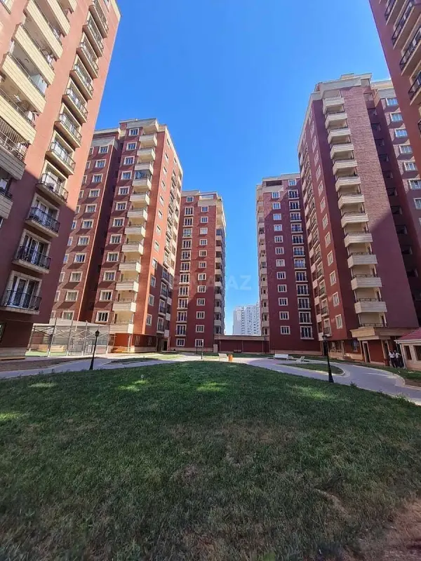 Satılır 4 otaqlı mənzil 195 m²
