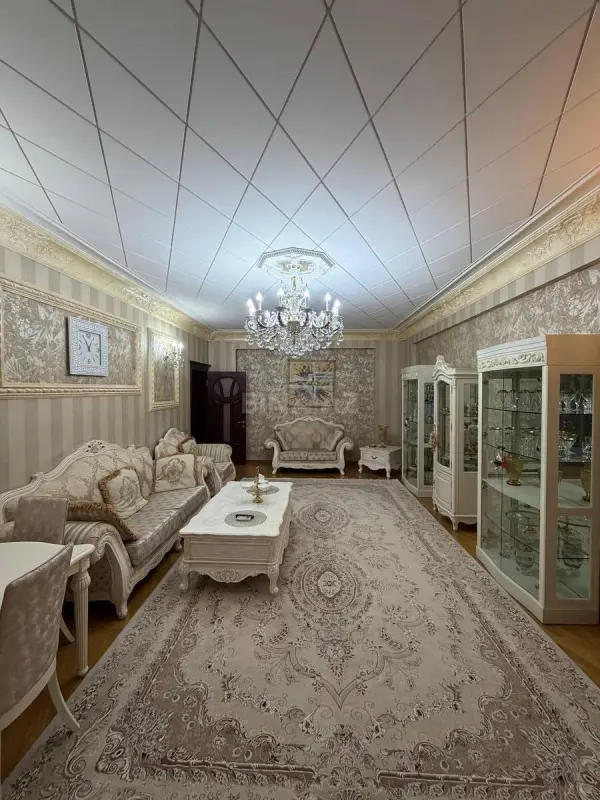Satılır 5 otaqlı mənzil 215 m²