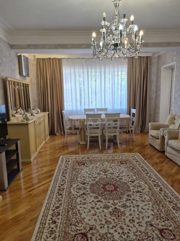 Satılır 3 otaqlı mənzil 135 m²