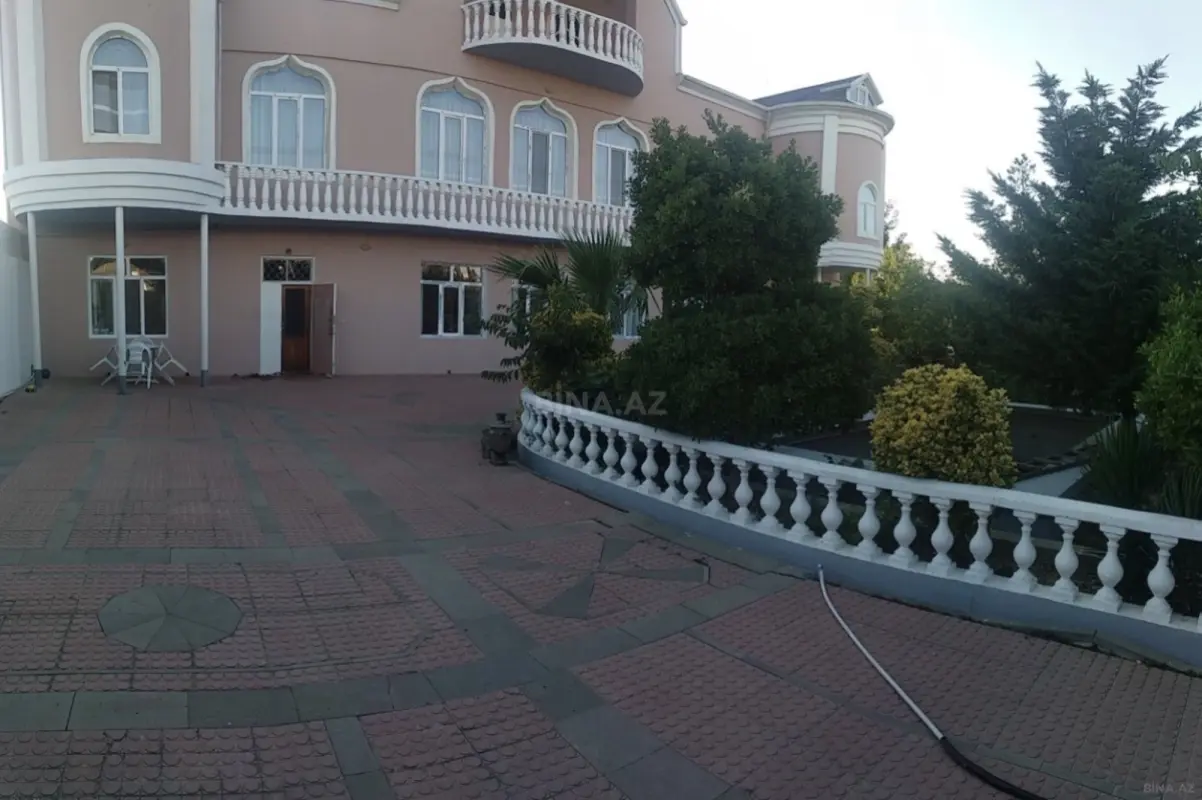 Satılır 12 otaqlı həyət evi 550 m²