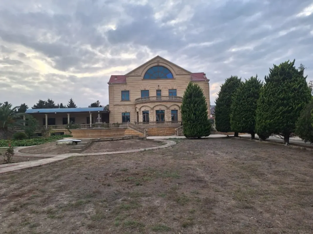 Satılır 5 otaqlı həyət evi 1100 m²