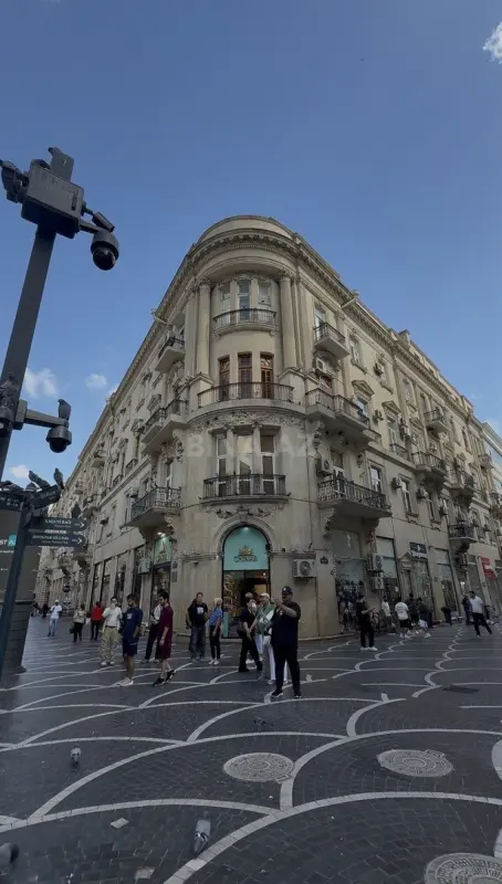 Satılır 4 otaqlı mənzil 135 m²