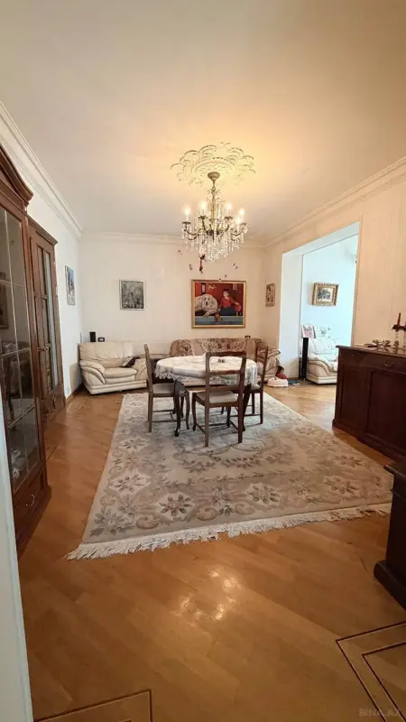 Satılır 4 otaqlı mənzil 180 m²