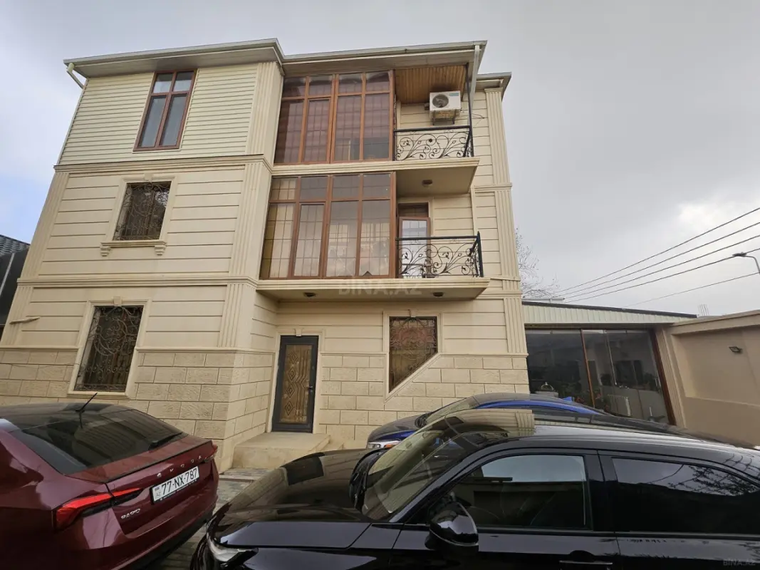 Satılır 8 otaqlı həyət evi 330 m²
