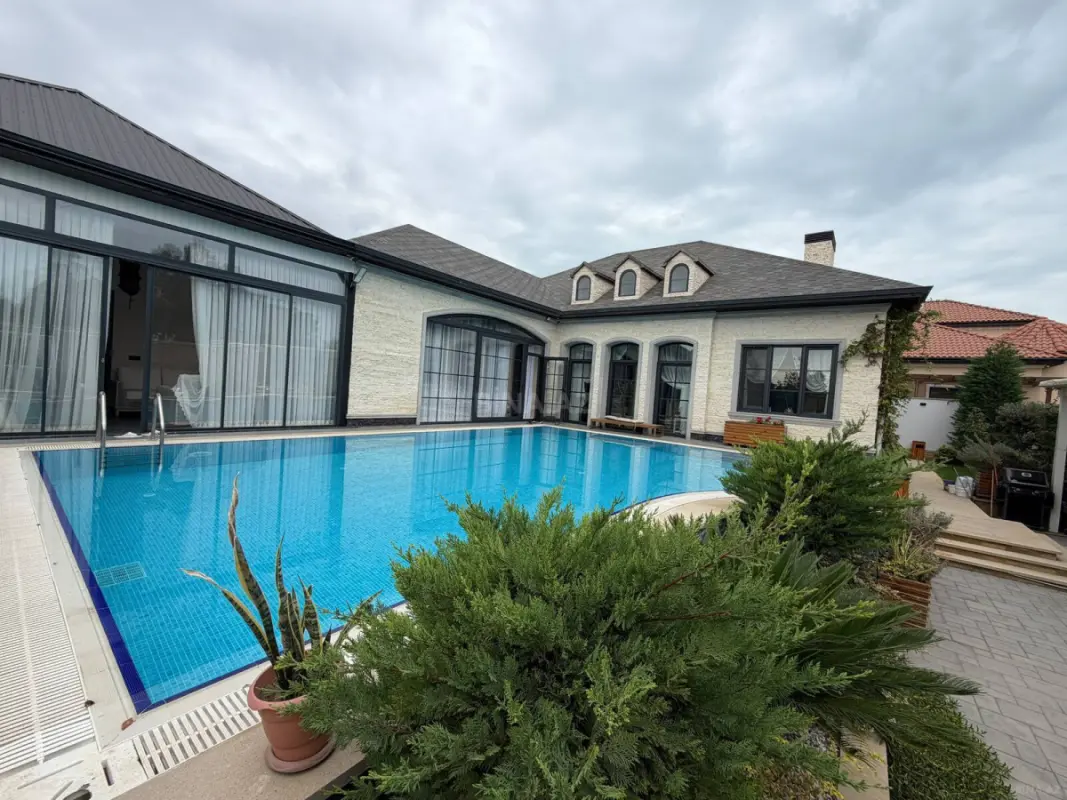 Satılır 6 otaqlı həyət evi 220 m²