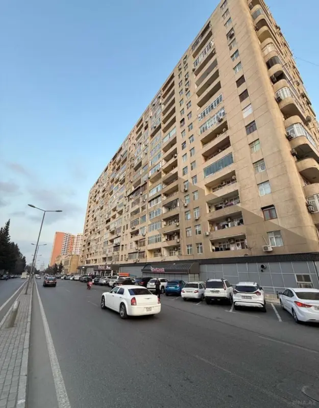 Satılır 4 otaqlı mənzil 147 m²
