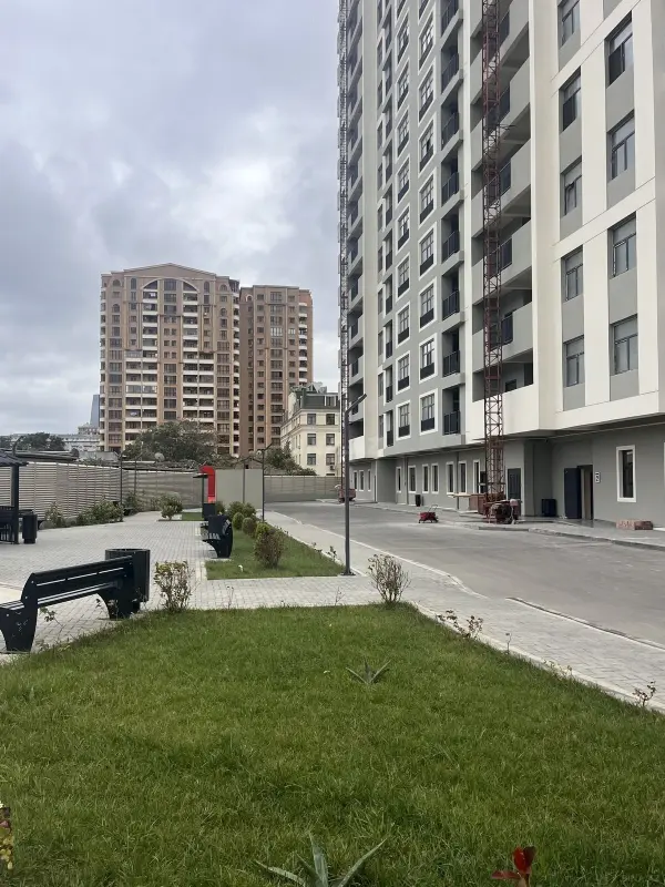 Satılır 4 otaqlı mənzil 175 m²