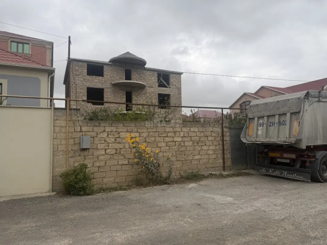 Satılır 5 otaqlı həyət evi 350 m²