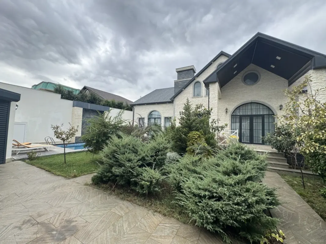 Satılır 4 otaqlı həyət evi 200 m²