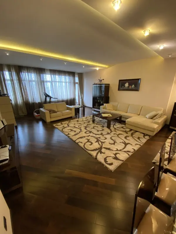 Satılır 4 otaqlı mənzil 184 m²