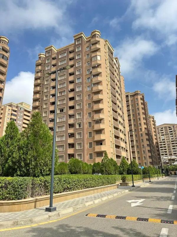 Satılır 2 otaqlı mənzil 108 m²