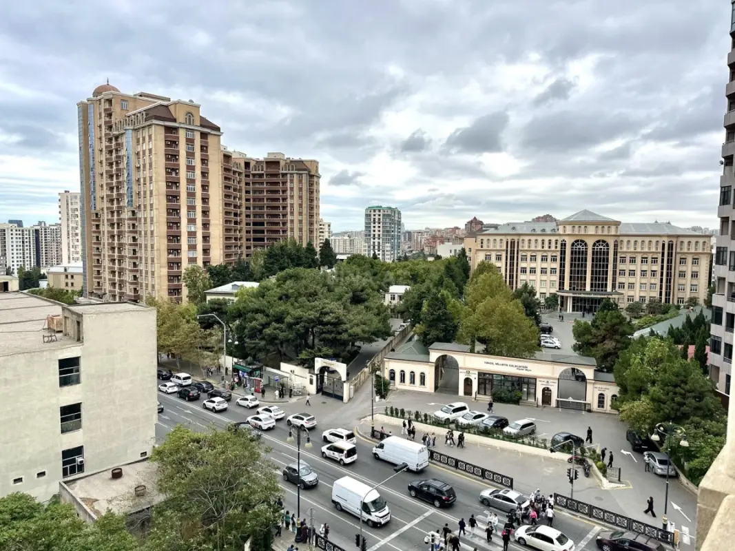 Satılır 5 otaqlı mənzil 210 m²