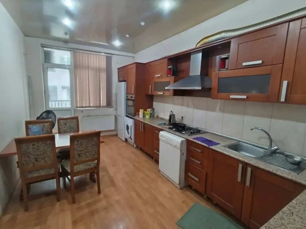 Satılır 4 otaqlı mənzil 205 m²