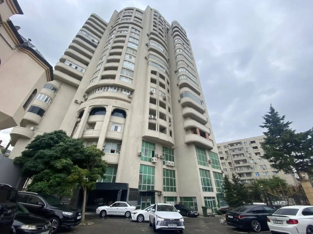 Satılır 5 otaqlı mənzil 301 m²