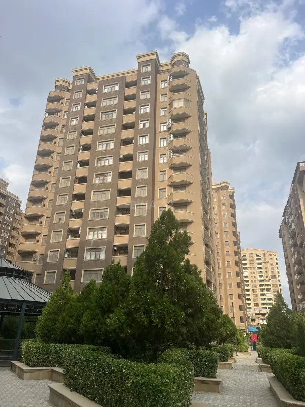Satılır 4 otaqlı mənzil 186 m²
