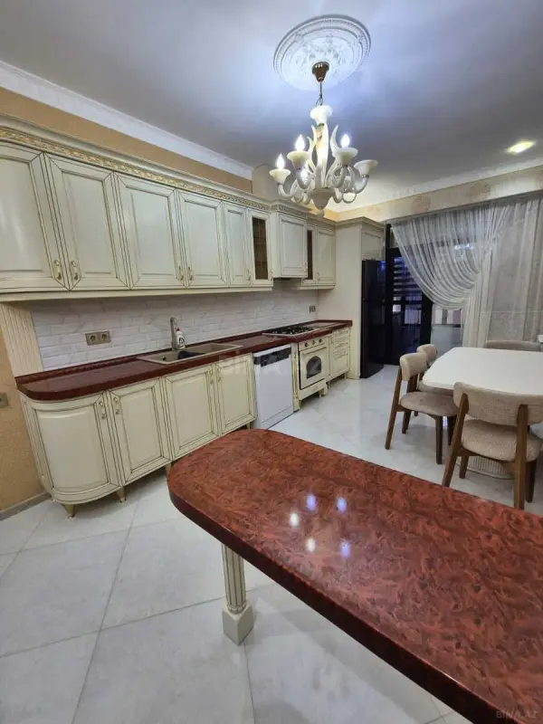 Kirayə verilir 2 otaqlı mənzil 115 m²