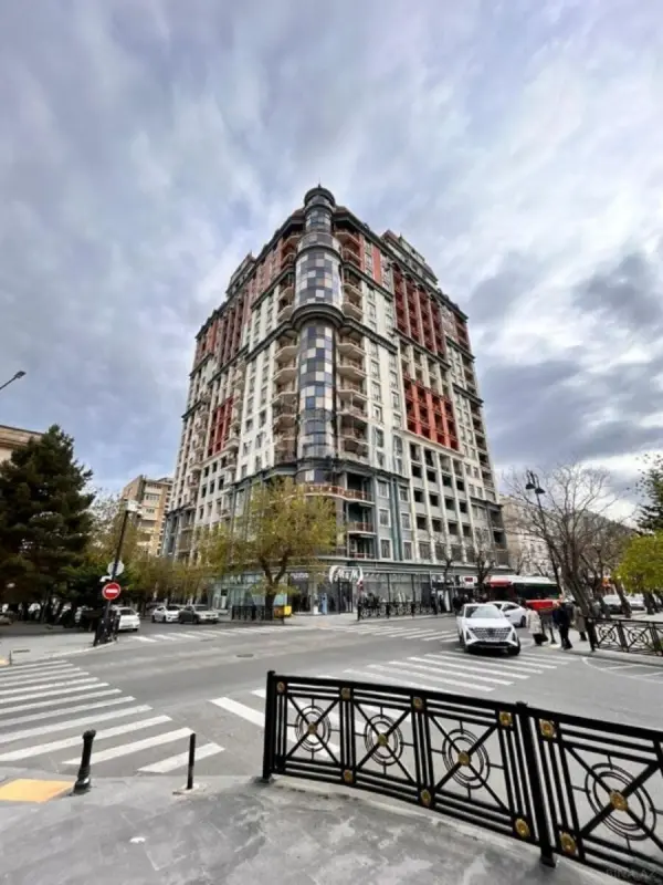 Satılır 3 otaqlı mənzil 140 m²