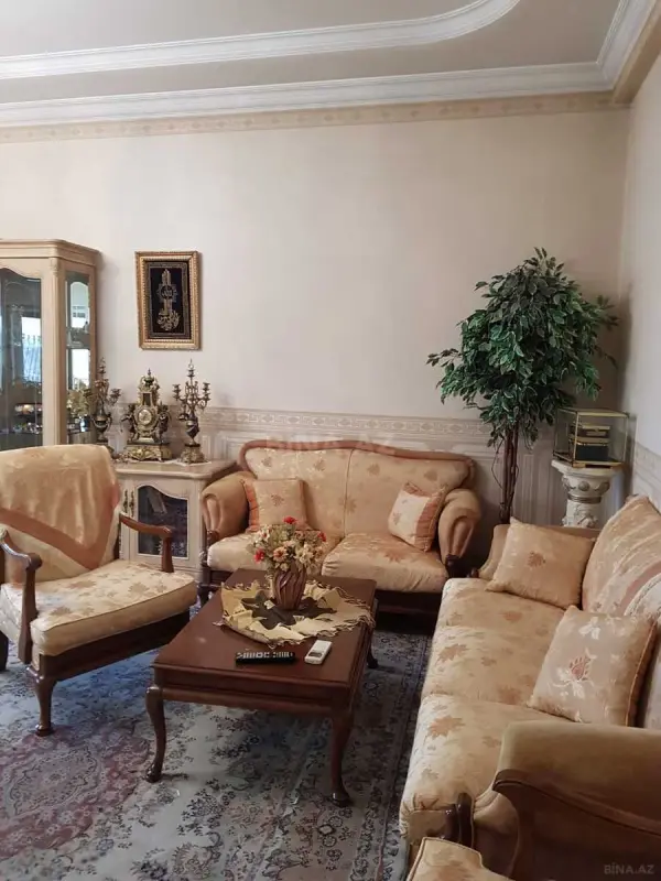 Satılır 6 otaqlı mənzil 230 m²