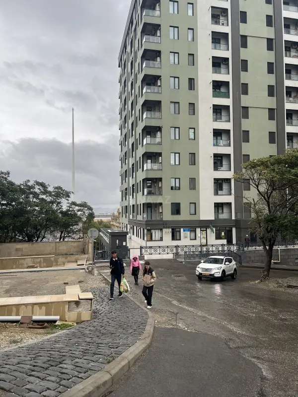 Satılır 4 otaqlı mənzil 176 m²