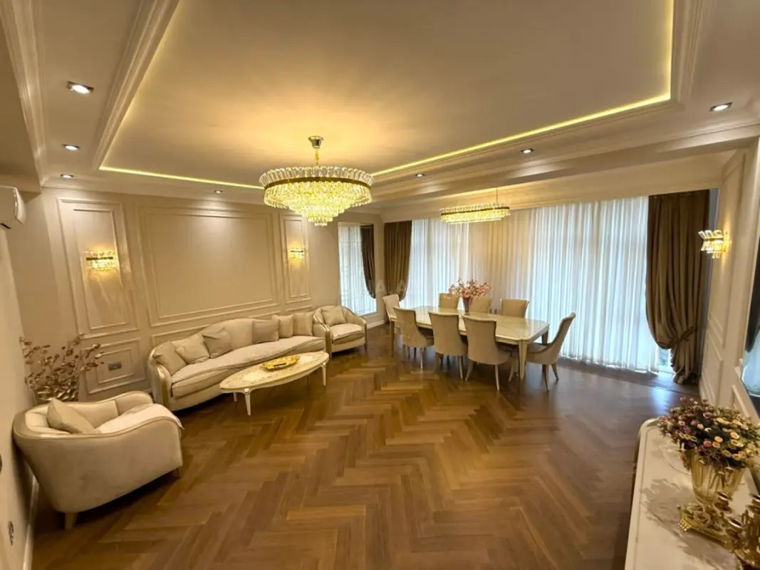 Satılır 4 otaqlı mənzil 212 m²