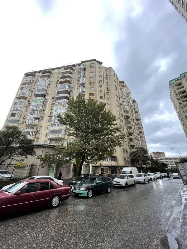 Satılır 4 otaqlı mənzil 170 m²
