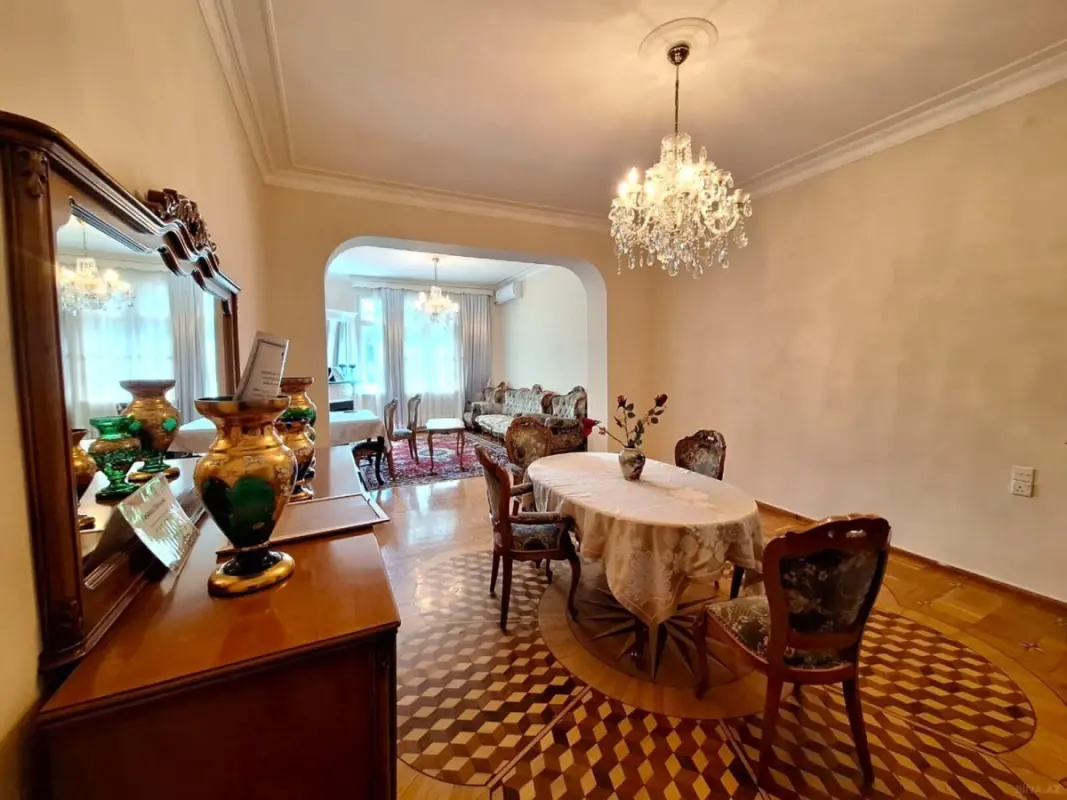 Satılır 4 otaqlı mənzil 200 m²