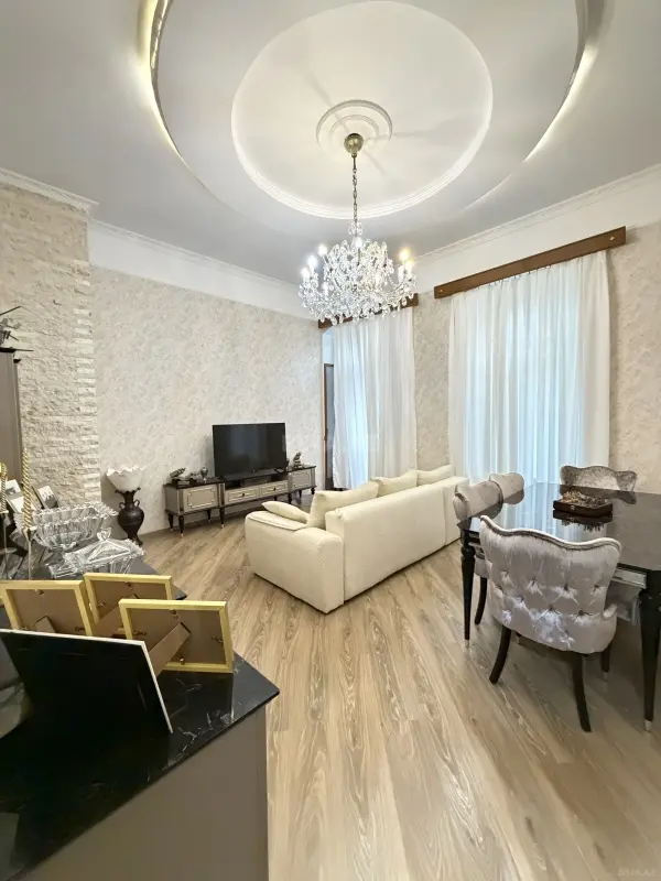 Satılır 4 otaqlı mənzil 200 m²