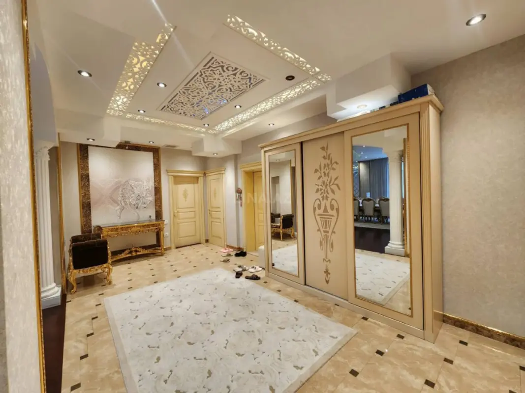 Satılır 4 otaqlı mənzil 205 m²