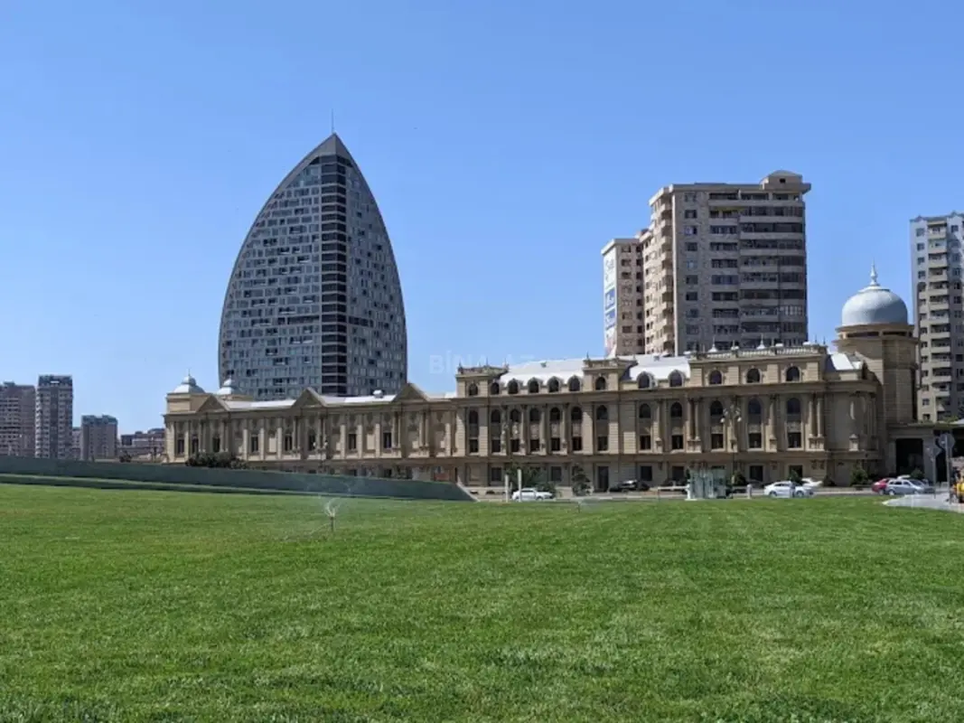 Satılır 5 otaqlı mənzil 260 m²