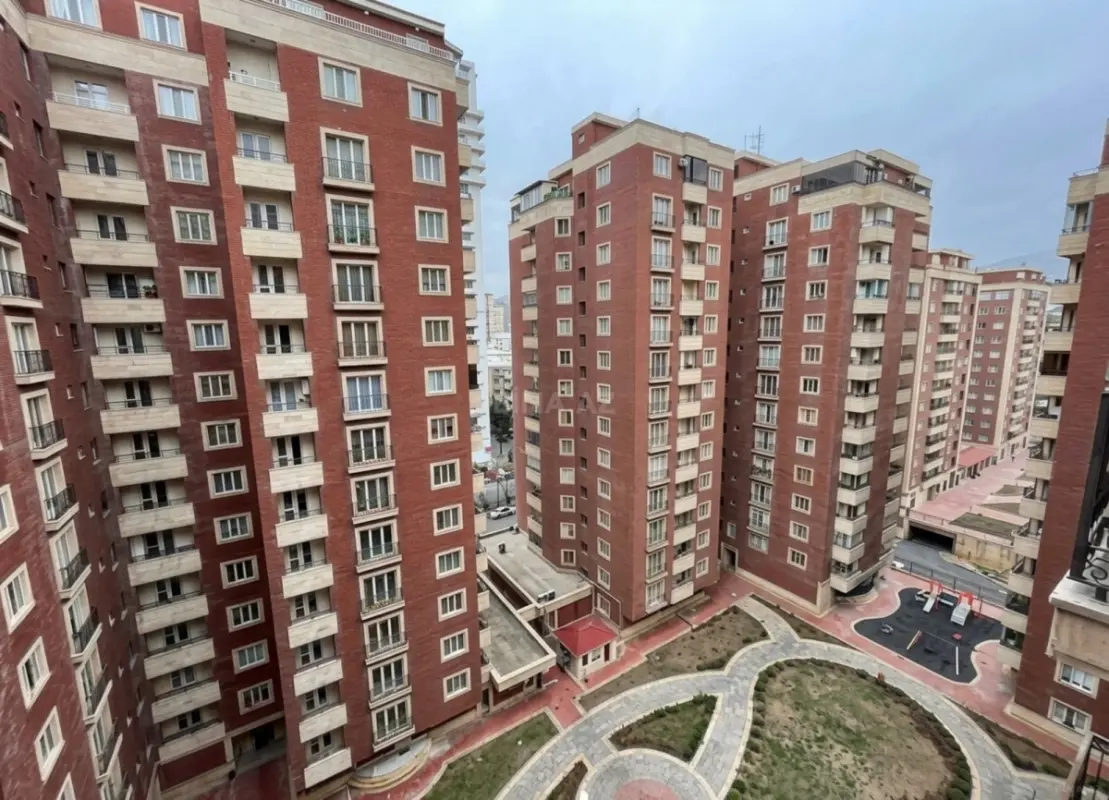Satılır 4 otaqlı mənzil 177 m²