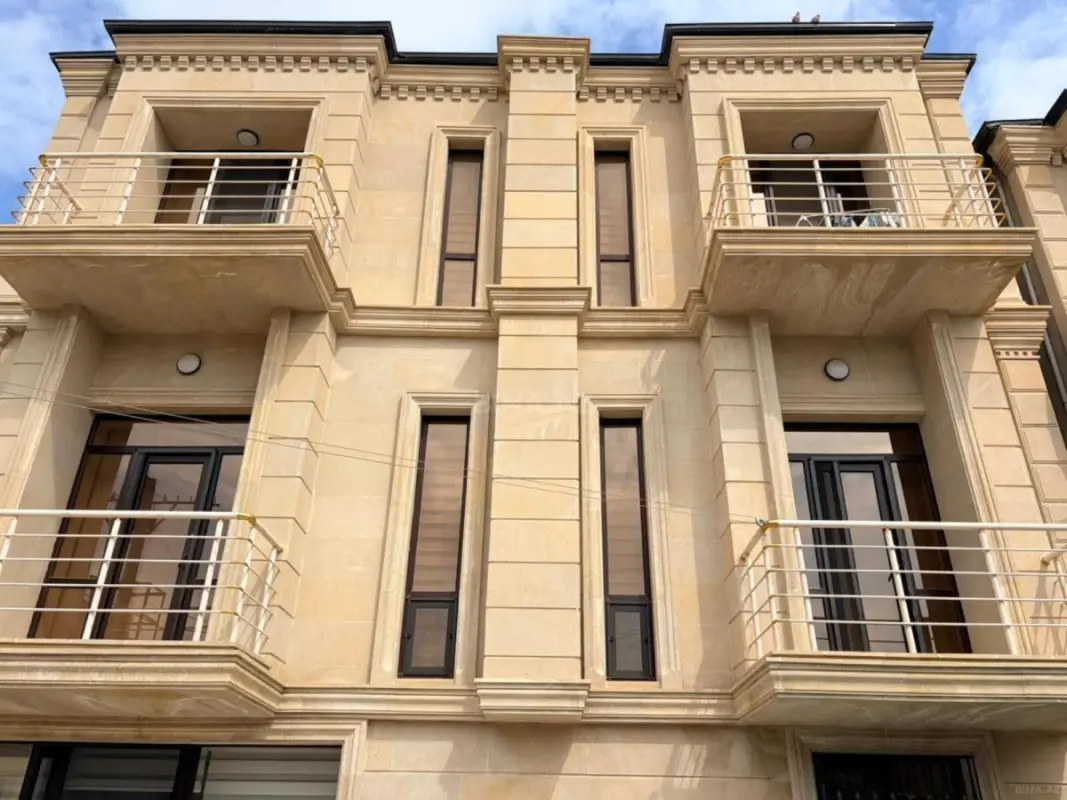 Satılır 7 otaqlı həyət evi 305 m²