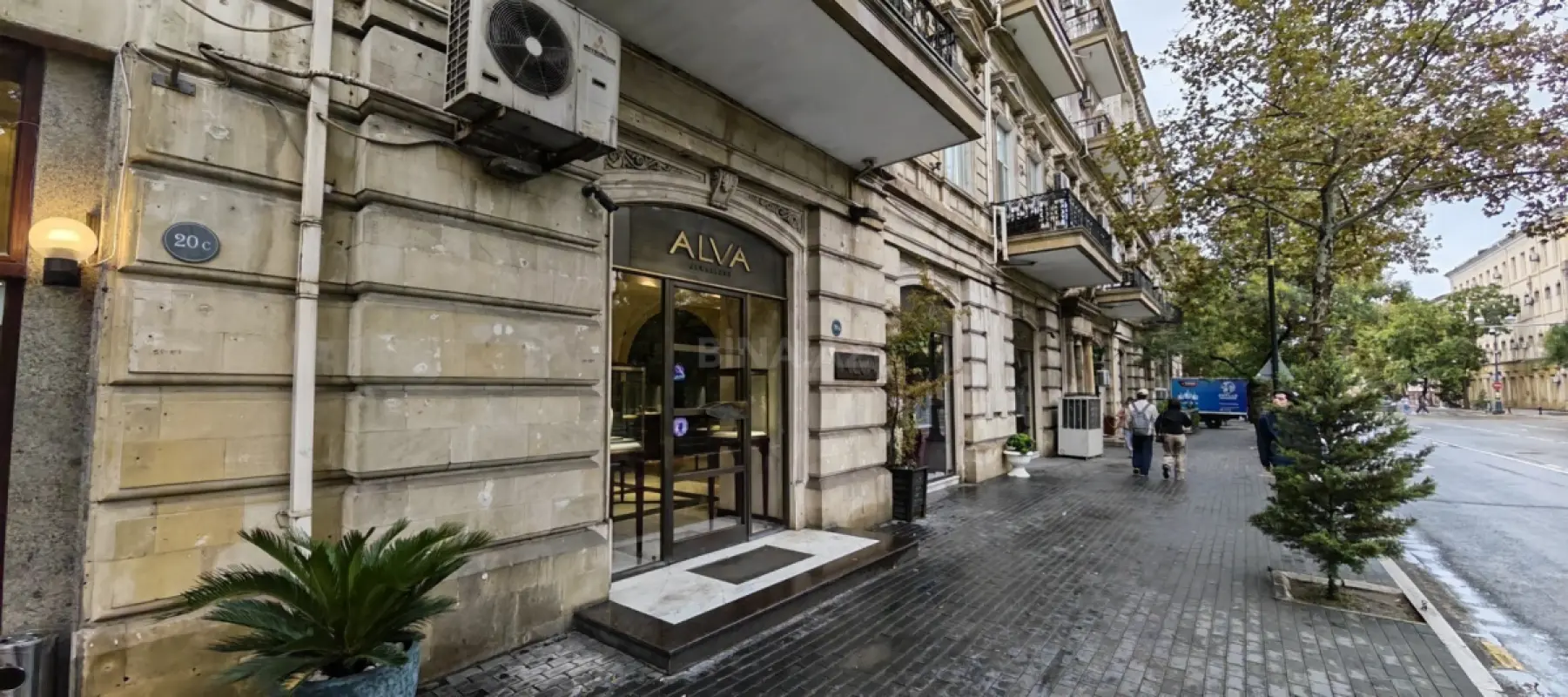 Satılır obyekt 217 m²
