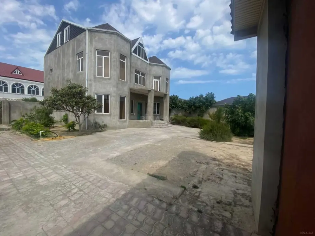 Satılır 8 otaqlı həyət evi 337 m²