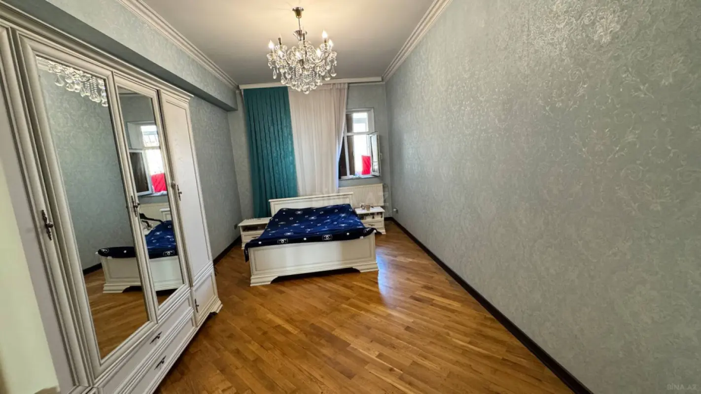 Satılır 3 otaqlı mənzil 130 m²