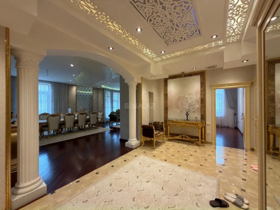 Satılır 4 otaqlı mənzil 215 m²