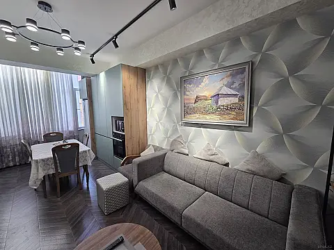Satılır 3 otaqlı mənzil 100 m² — Bakı, İnşaatçılar 3 otaq 100.00 m²