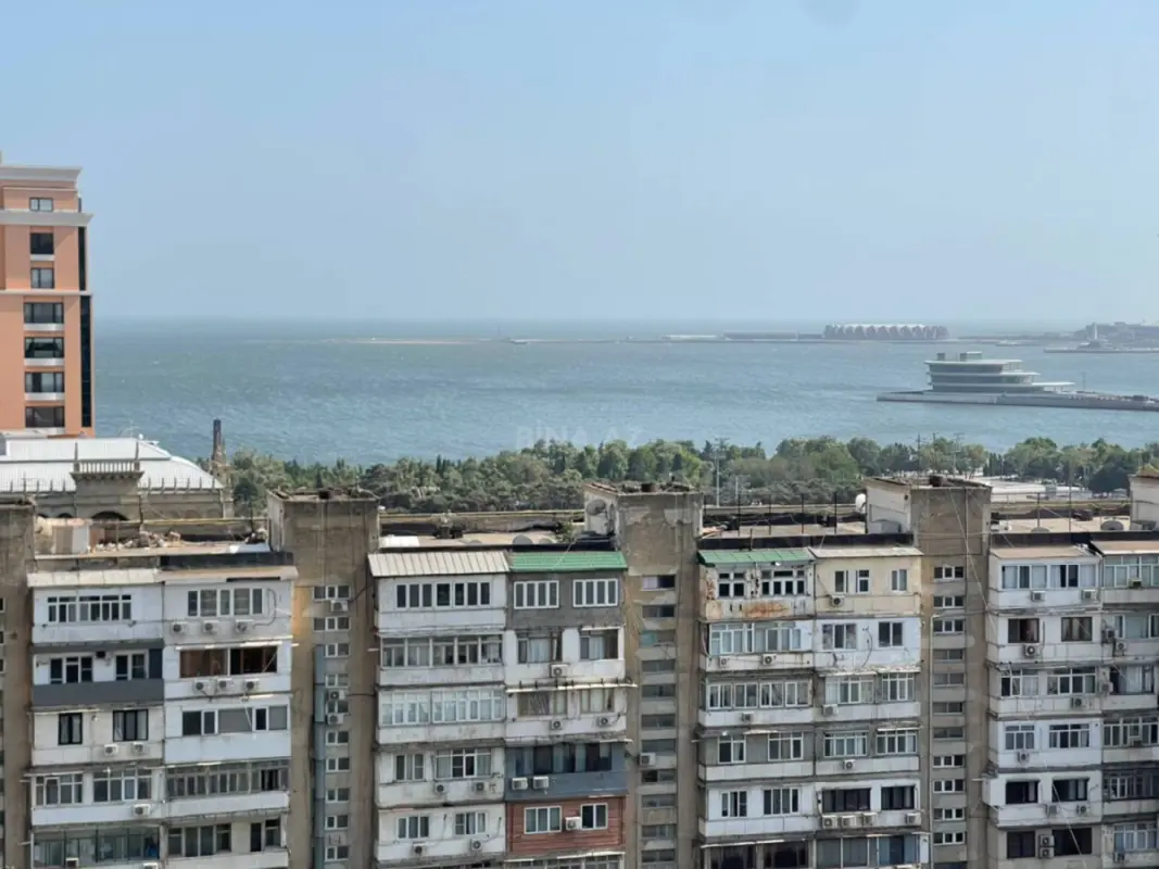 Satılır 4 otaqlı mənzil 249 m²