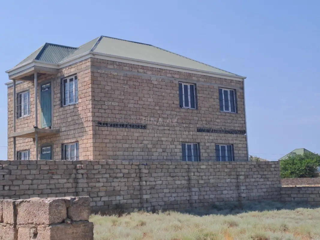 Satılır 8 otaqlı həyət evi 100 m²
