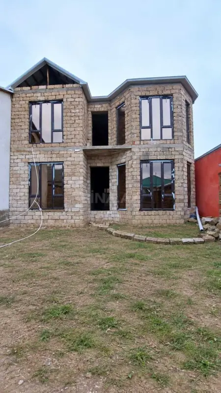 Satılır 6 otaqlı həyət evi 244 m²