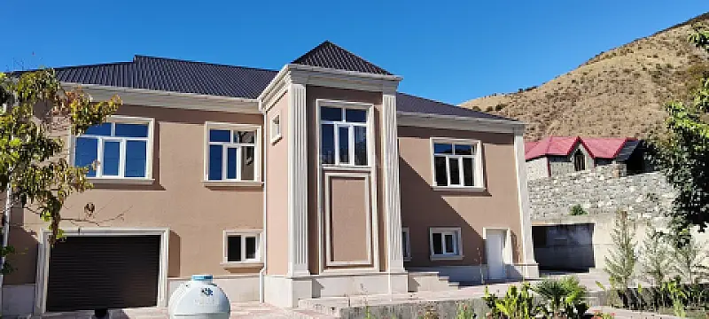 Satılır 10 otaqlı həyət evi 300 m² — Şəki 10 otaq 300.00 m²