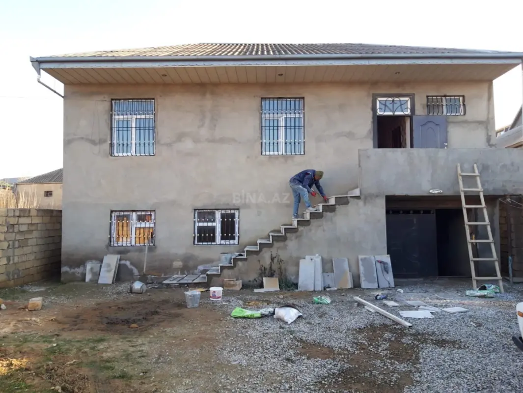 Satılır 6 otaqlı həyət evi 200 m²